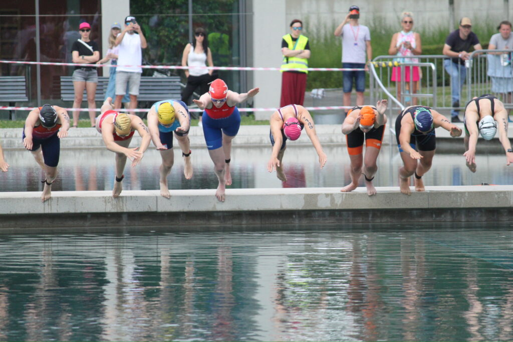 Schwimmstart beim Team-Relay